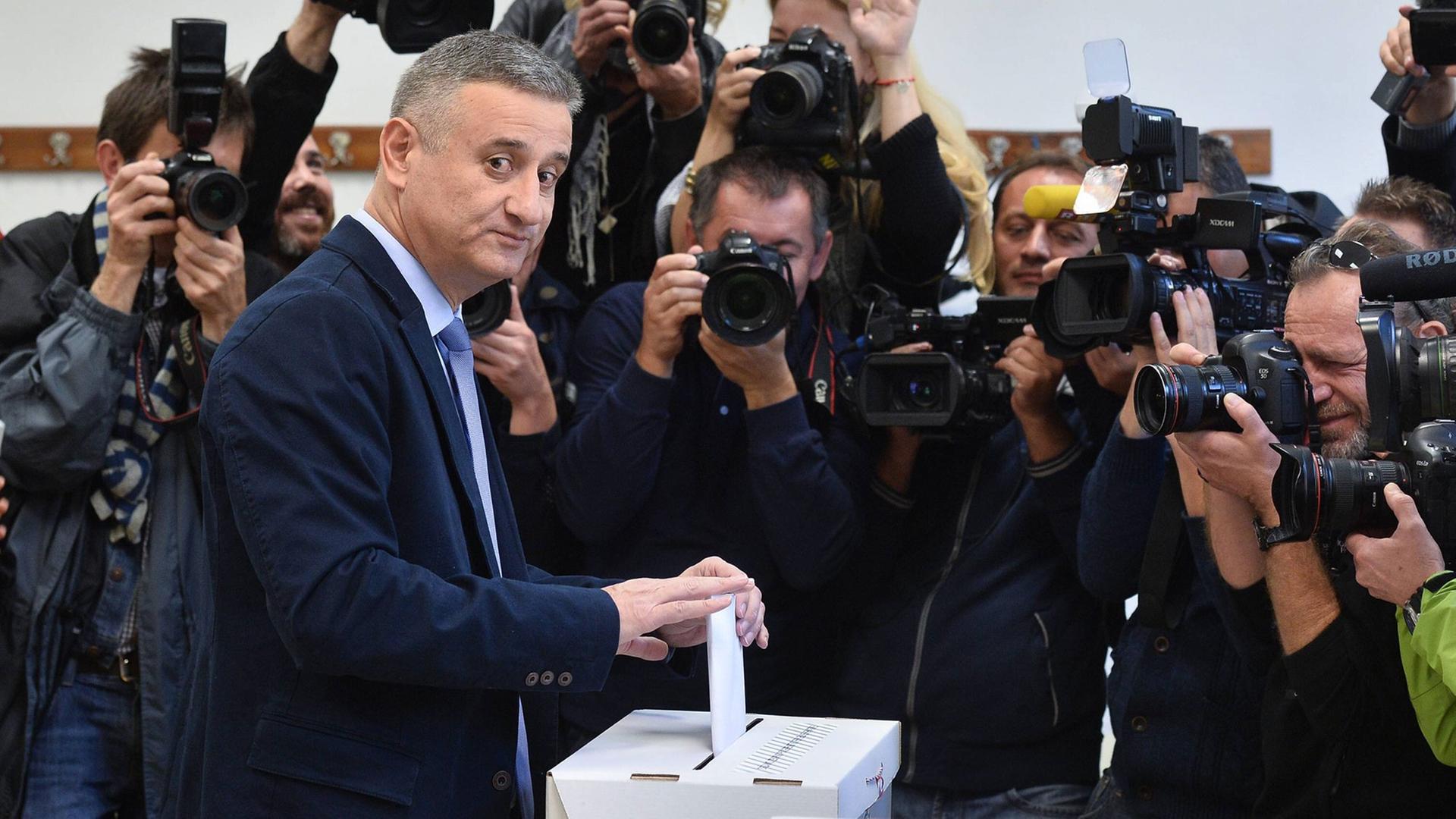 Bei der Parlamentswahl in Kroatien gibt Oppositionsführer Karamarko seine Stimme im Wahllokal ab.
