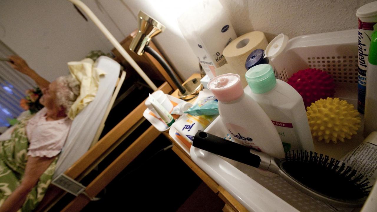 Eine pflegebedürftige Frau liegt zu Hause in ihrem Bett. Eine pflegebedürftige Frau liegt zu Hause in ihrem Bett.