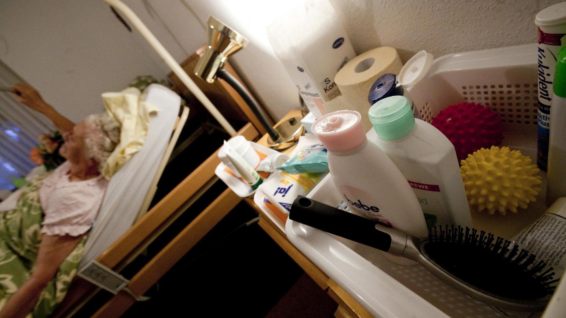 Eine pflegebedürftige Frau liegt zu Hause in ihrem Bett. Eine pflegebedürftige Frau liegt zu Hause in ihrem Bett.