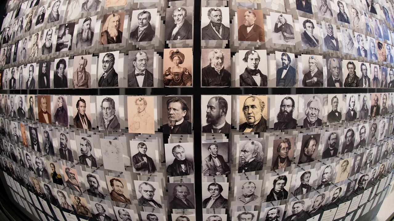 Das Briefnetzwerk der Brüder Grimm in zeitgenössischen Porträts wird bei der Eröffnung der Grimmwelt in Kassel gezeigt. Das Briefnetzwerk der Brüder Grimm in zeitgenössischen Porträts wird bei der Eröffnung der Grimmwelt in Kassel gezeigt.