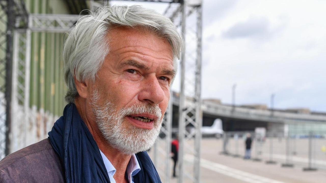 Chris Dercon, der Intendant der Volksbühne, im ehemaligen Flughafen in Tempelhof. Die Volksbühne lädt zum Saisonauftakt am 10.09.2017 zur Open-air-Aufführung "Fous de danse - Ganz Berlin tanzt auf Tempelhof" bei freiem Eintritt auf das Tempelhofer Feld. Chris Dercon, der Intendant der Volksbühne, im ehemaligen Flughafen in Tempelhof. Die Volksbühne lädt zum Saisonauftakt am 10.09.2017 zur Open-air-Aufführung "Fous de danse - Ganz Berlin tanzt auf Tempelhof" bei freiem Eintritt auf das Tempelhofer Feld.