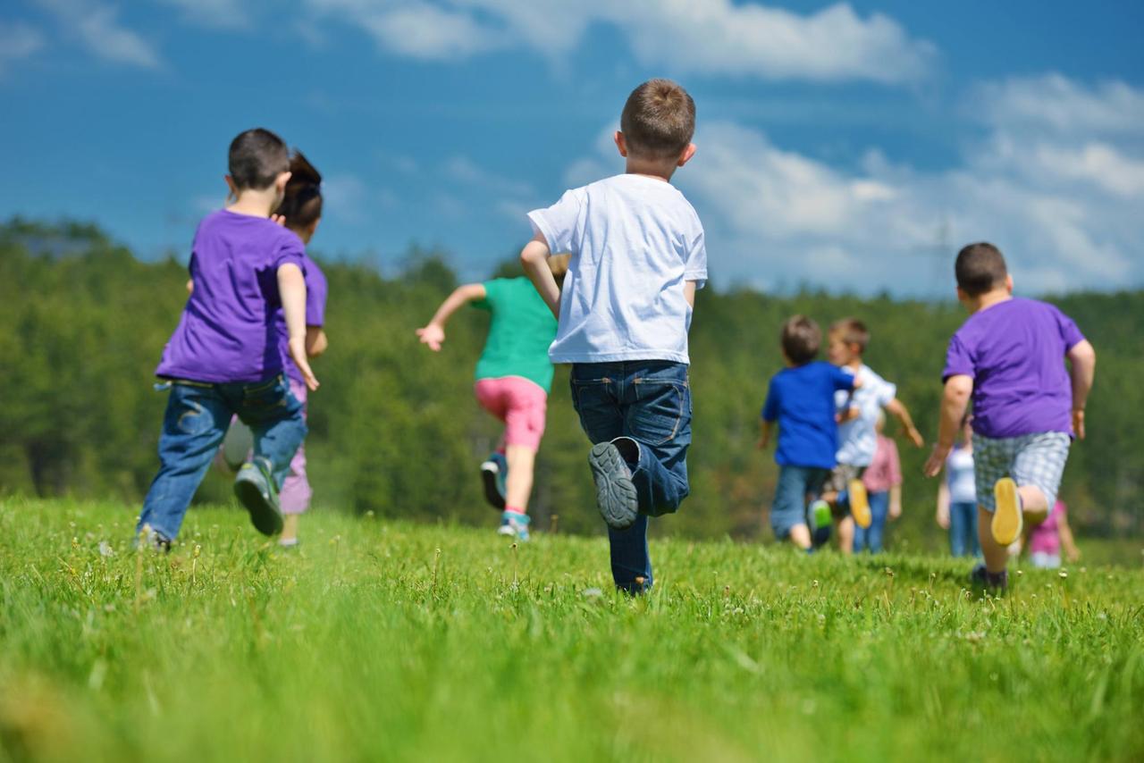 Kinder spielen in eine Gruppe zusammen: Wann gehört man zu einer Gruppe?