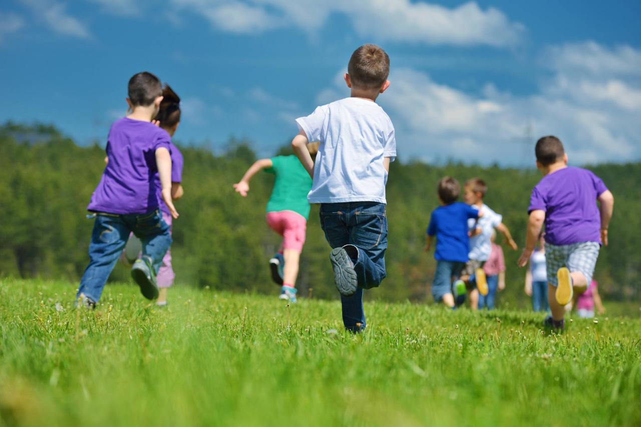 Kinder spielen in eine Gruppe zusammen: Wann gehört man zu einer Gruppe? Kinder spielen in eine Gruppe zusammen: Wann gehört man zu einer Gruppe?