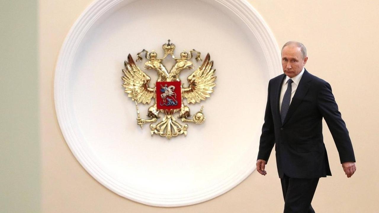 Putin schreitet durch die Halle des Kremls
