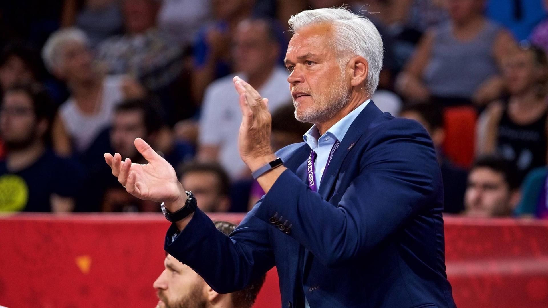 DBB-Vizepräsident Armin Andres feuert beim EM-Viertelfinale Deutschland - Spanien sein Team an. DBB-Vizepräsident Armin Andres feuert beim EM-Viertelfinale Deutschland - Spanien sein Team an.