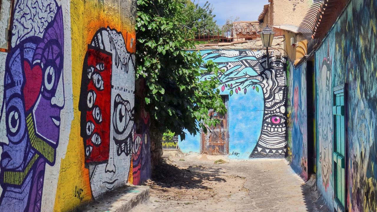 Graffiti an der Wall Street in der Altstadt von Athen. Das Viertel Anafiotika befindet sich rechts unterhalb der Akropolis.