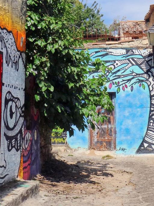 Graffiti an der Wall Street in der Altstadt von Athen. Das Viertel Anafiotika befindet sich rechts unterhalb der Akropolis.