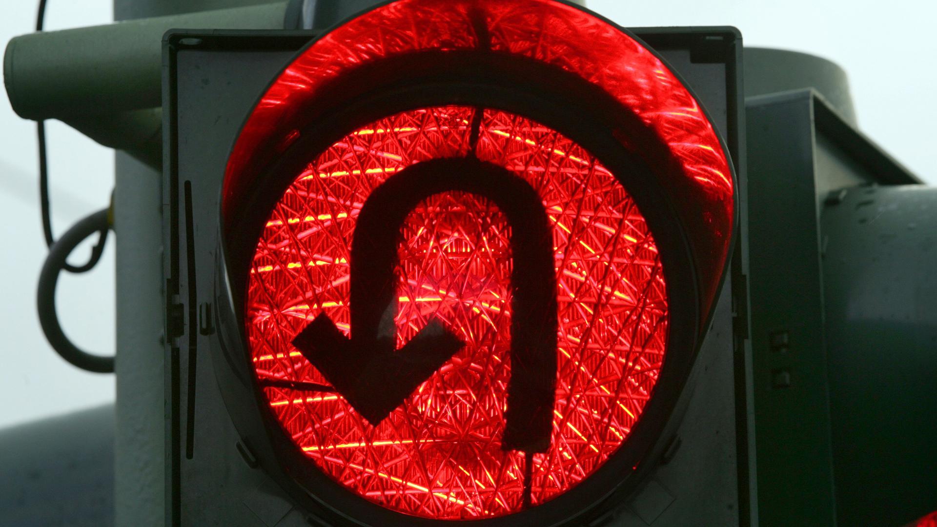 Rot an der Ampel? - Bordcomputer im Auto erkennen künftig, wann man am besten anhält oder losfährt Rot an der Ampel? - Bordcomputer im Auto erkennen künftig, wann man am besten anhält oder losfährt