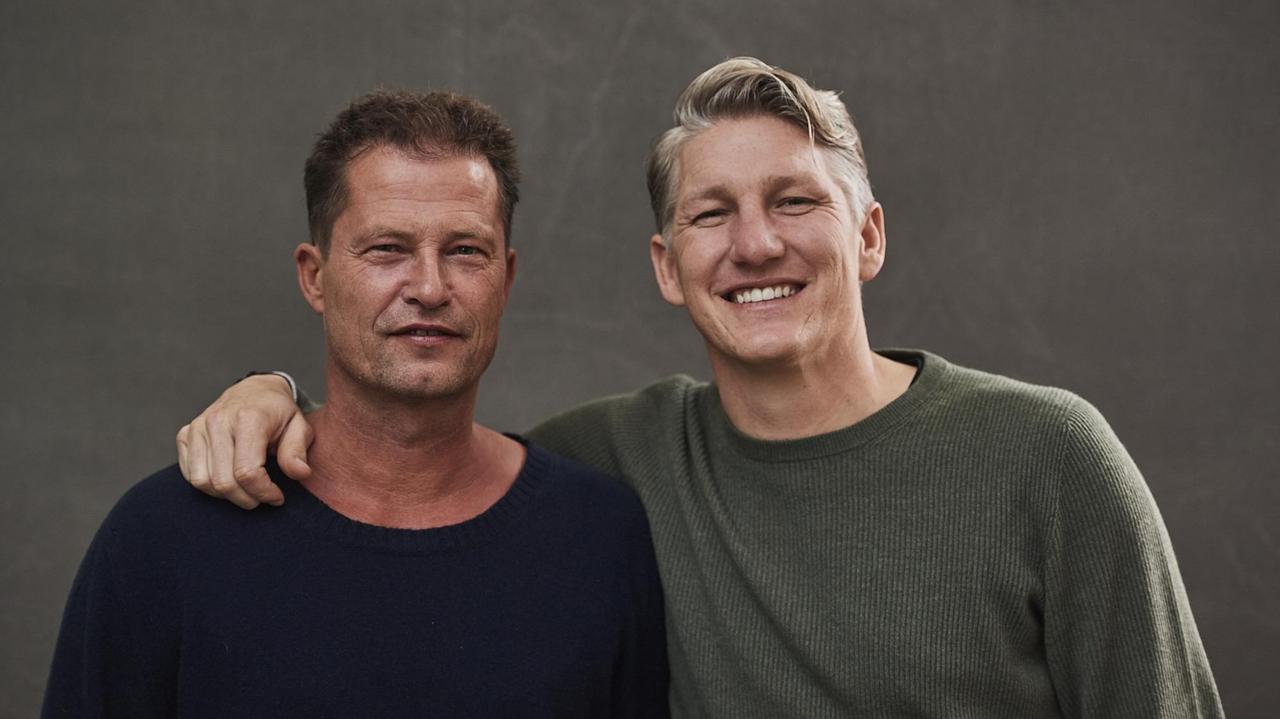 Halbkörperportrait von Til Schweiger und Bastian Schweinsteiger, der seinen Arm um Schweiger gelegt hat. Halbkörperportrait von Til Schweiger und Bastian Schweinsteiger, der seinen Arm um Schweiger gelegt hat.
