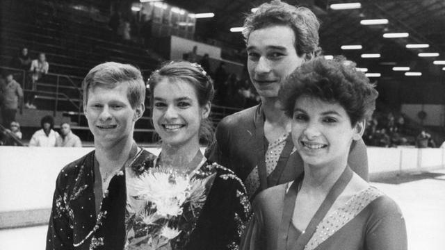 Die DDR-Eiskunstlaufmeister am 20.12.1986: Falko Kirsten, Katarina Witt sowie Tobias Schröter und Katrin Kanitz (v.l.)