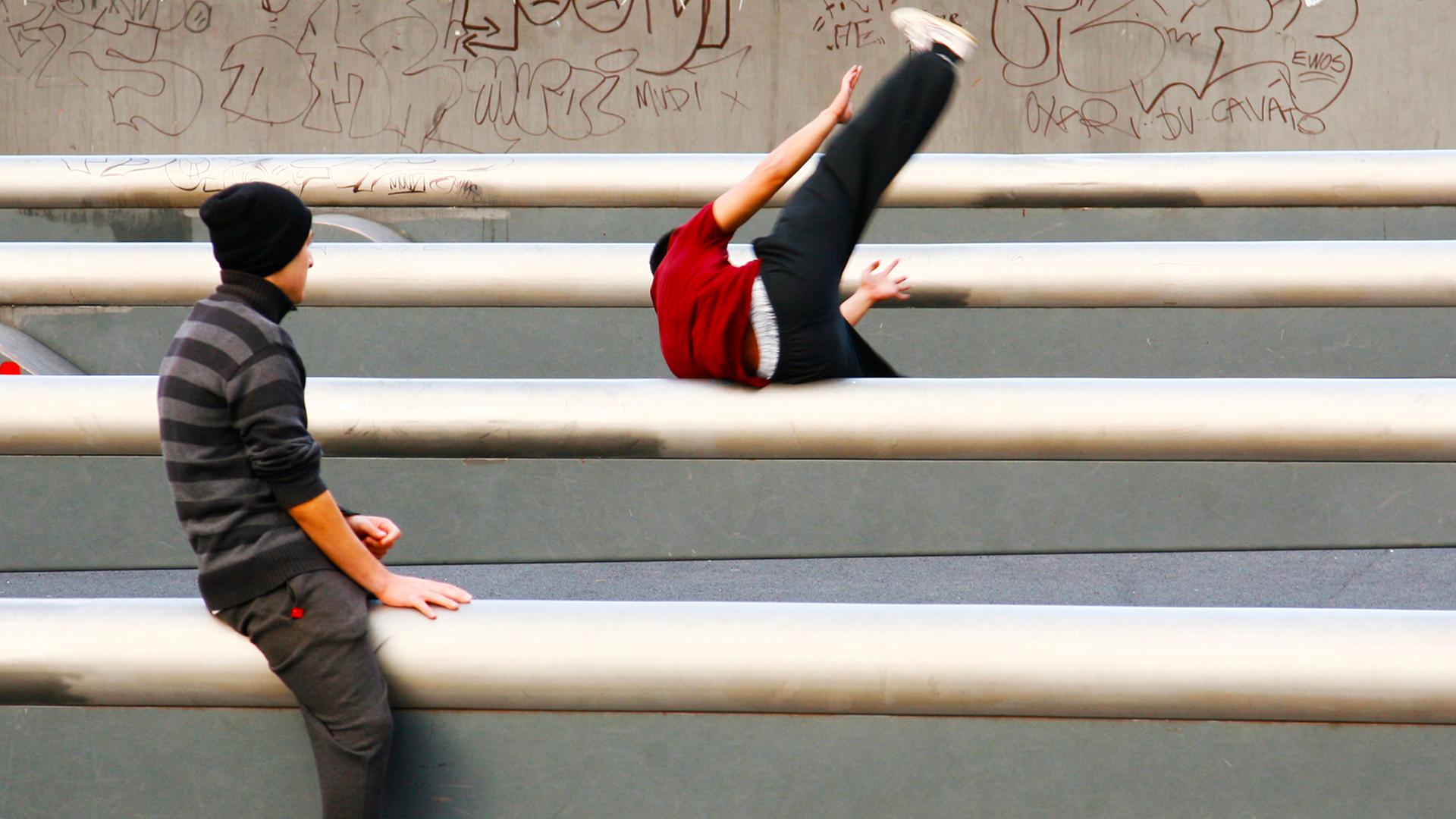 Zwei Jugendliche üben in Berlin Parkour an Metallröhren. Beim Parkour muss der Traceur Hindernisse im urbanen Umfeld der Stadt überwinden. Zwei Jugendliche üben in Berlin Parkour an Metallröhren. Beim Parkour muss der Traceur Hindernisse im urbanen Umfeld der Stadt überwinden.