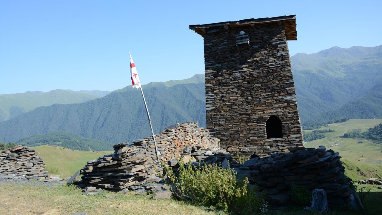 Schiefer Turm in Tuschetien - einer der Wehrtürme von Omalo. Schiefer Turm in Tuschetien - einer der Wehrtürme von Omalo.
