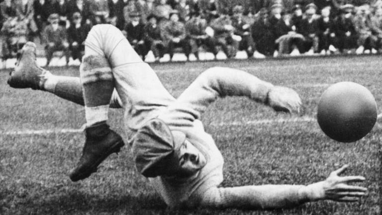 Fußball in der Weimarer Republik - Von der Fabrik aufs Feld