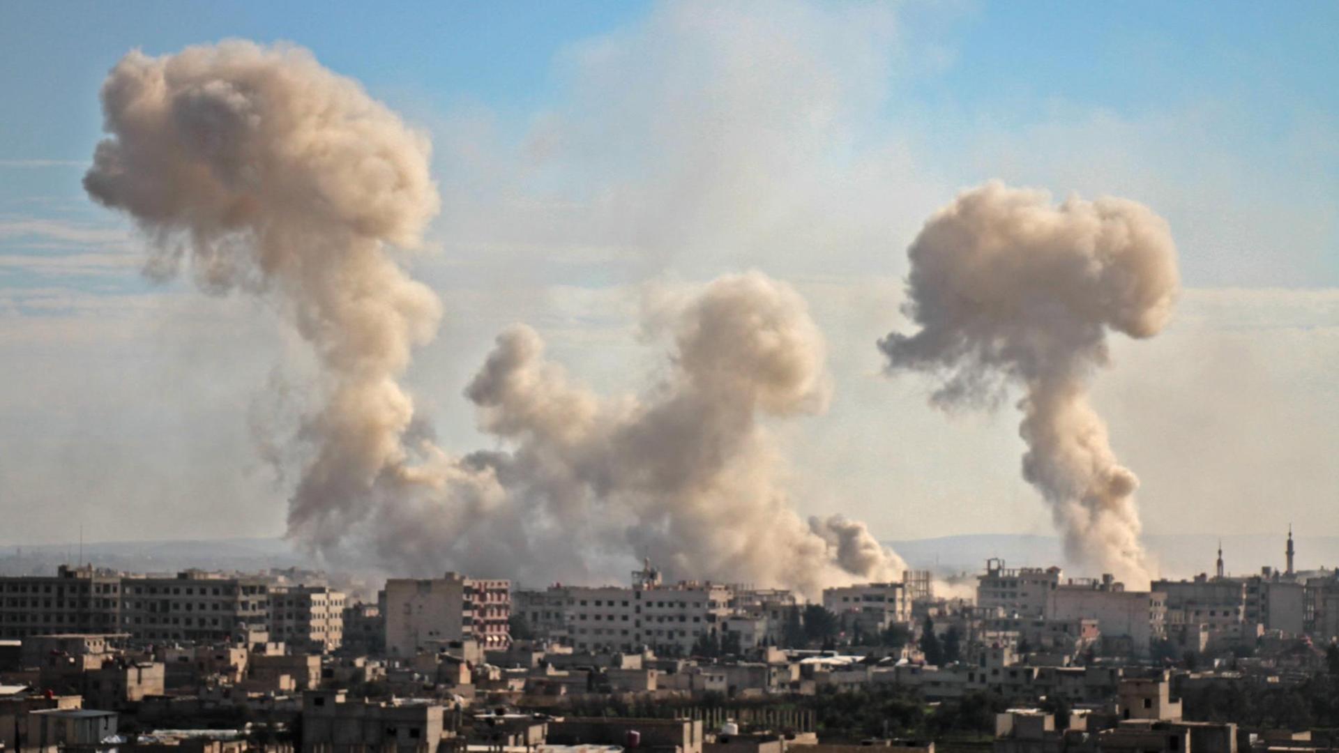 Rauch steigt von Gebäuden im Dorf Mesraba auf, das im Rabellengebiet Ost-Ghuta außerhalb von Damaskus liegt.