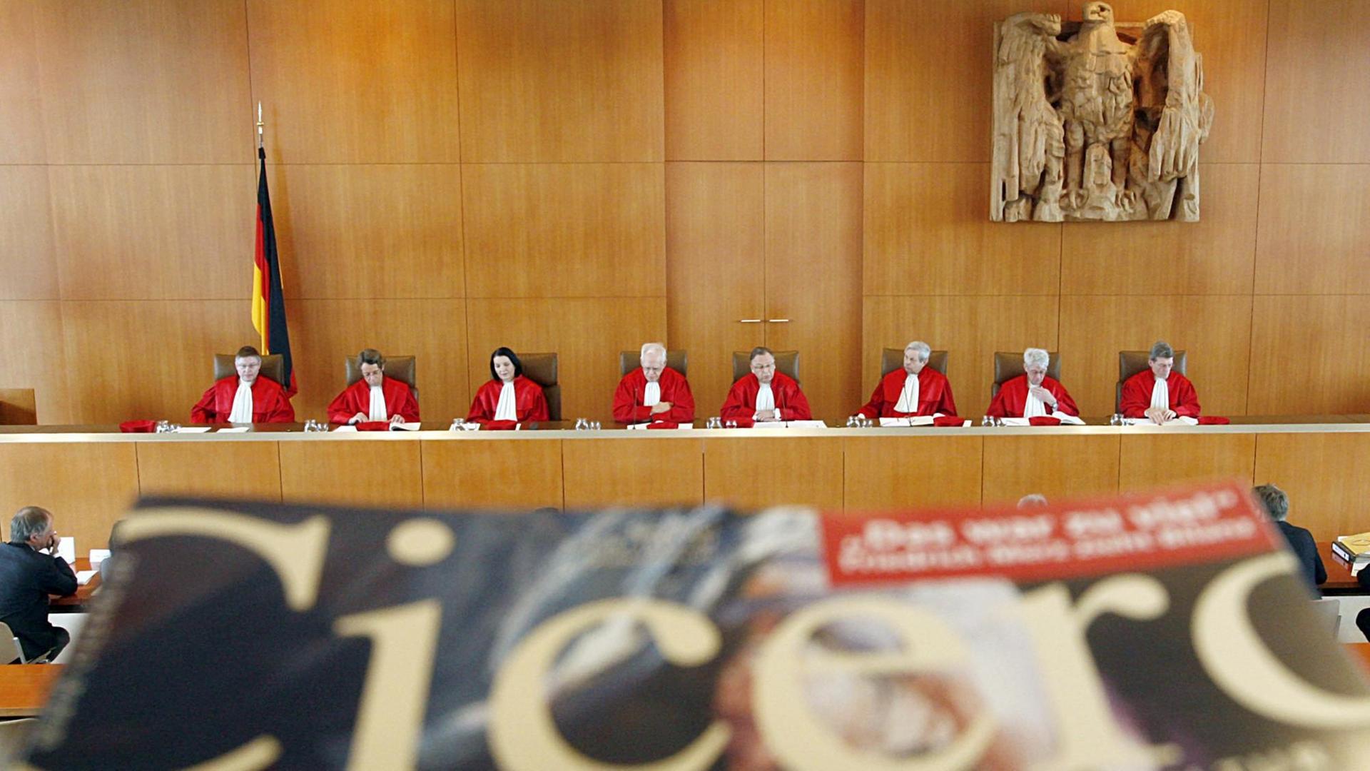 Im Bundesverfassungsgericht (BVG) in Karlsruhe wird bei der Urteilsverkündung in Sachen "Cicero" eine Ausgabe des Magazins in die Kamera des Fotografen gehalten. Das Bundesverfassungsgericht hat den Schutz der Presse gegen polizeiliche Durchsuchungen gestärkt.