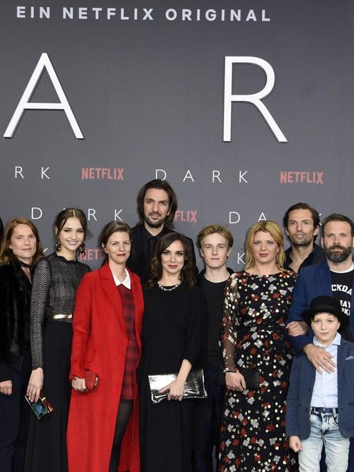 Die Schauspieler und Filme-Macher stehen zusammen unter der Schrift "DARK"