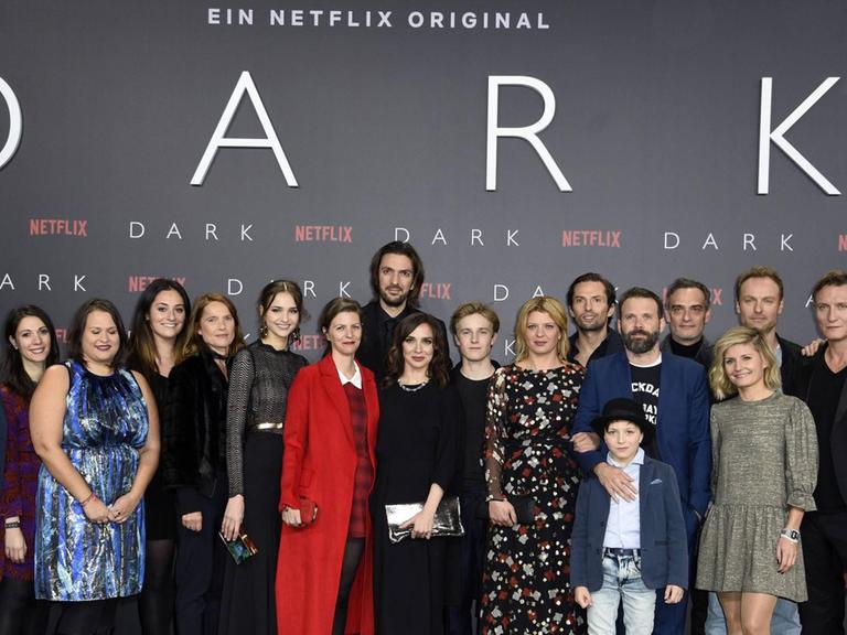 Die Schauspieler und Filme-Macher stehen zusammen unter der Schrift "DARK"