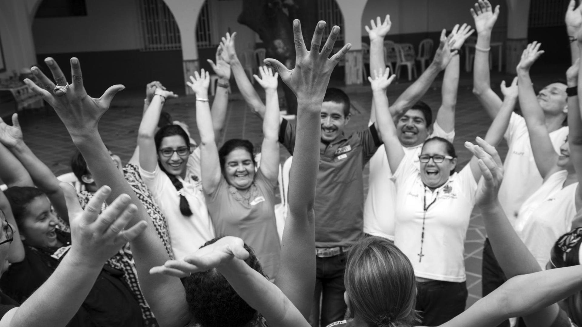 Teilnehmer des "Teatro por la Paz" in Kolumbien strecken die Arme in die Luft Teilnehmer des "Teatro por la Paz" in Kolumbien strecken die Arme in die Luft