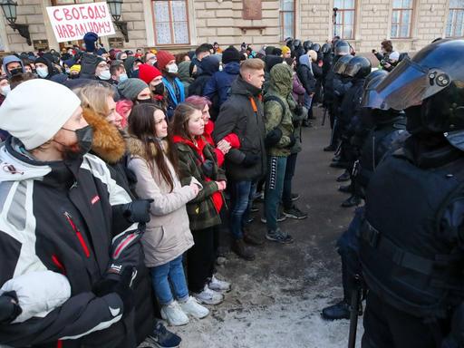 Russische Demonstranten und Polizisten stehen sich gegenüber. Auf einem Plakat steht "Freiheit für Nawalny".