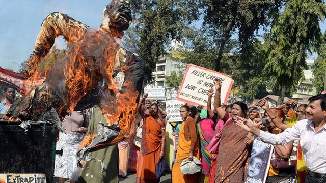 Opfer des Chemie-Unglücks vom 3. Dezember 1984 im indischen Bhopal protestieren am 2. Dezember 2014 und äußern ihren Unmut auch durch das Verbrennen einer Puppe.