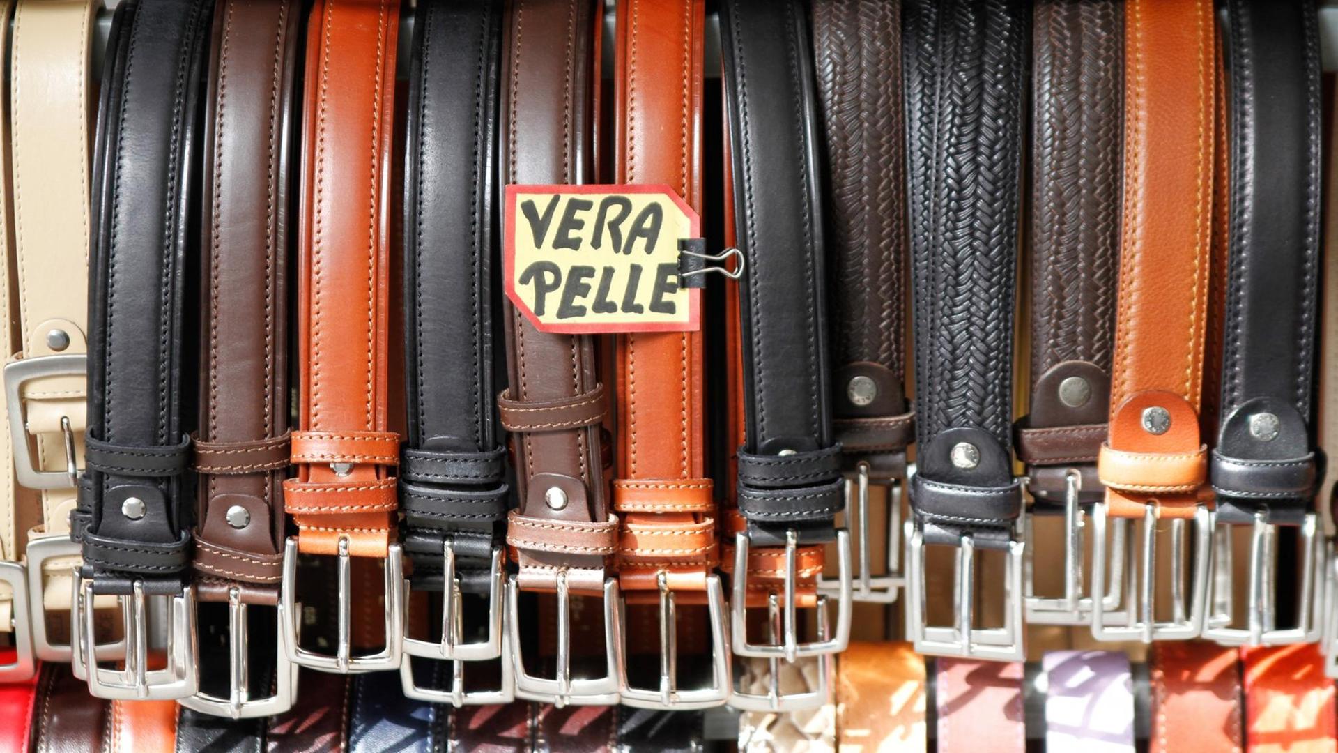 Echt Leder Gürtel im Strassenverkauf von Florenz, aufgenommen am 24.03.2012. Echt Leder Gürtel im Strassenverkauf von Florenz, aufgenommen am 24.03.2012.