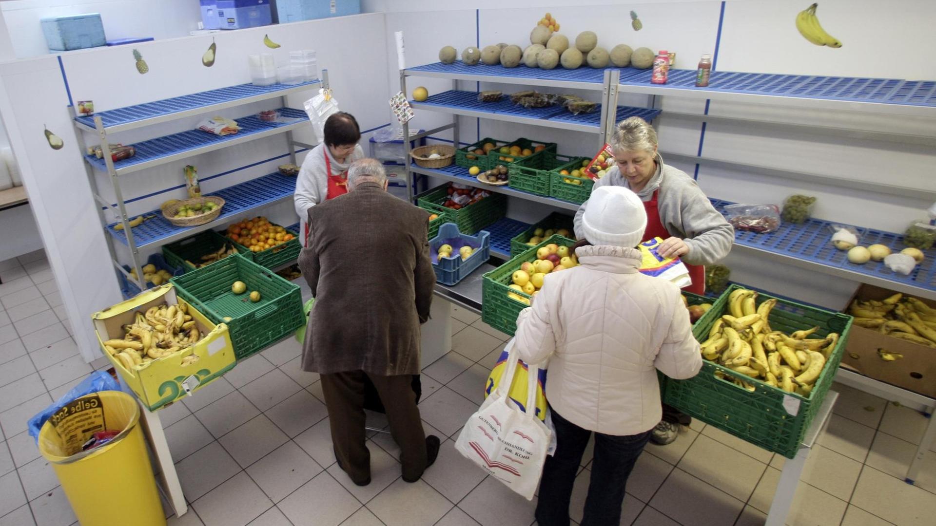 Bedürftige holen sich am Donnerstag (30.10.2008) in einer Ausgabestelle des gemeinnützigen Vereins "die Tafel" in Mainz diverses Obst bei der Obst-Ausgabe. Bedürftige holen sich am Donnerstag (30.10.2008) in einer Ausgabestelle des gemeinnützigen Vereins "die Tafel" in Mainz diverses Obst bei der Obst-Ausgabe.