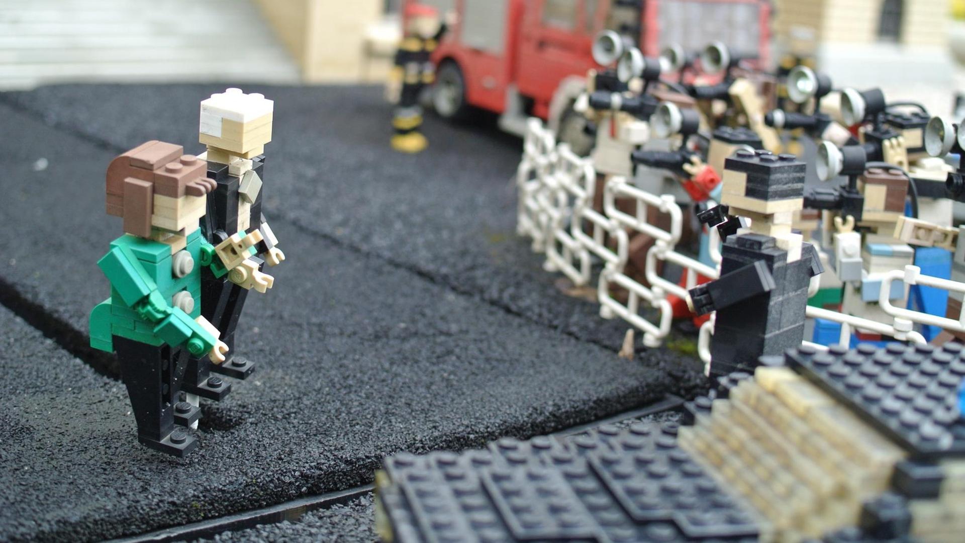 Angela Merkel als Lego-Figur vor Pressefotografen Angela Merkel als Lego-Figur vor Pressefotografen