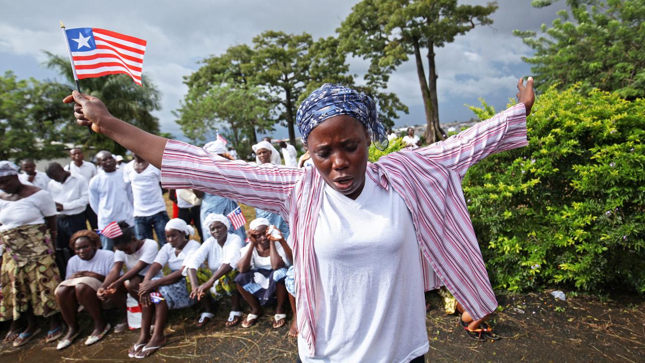Eine junge Frau betet in der Nähe von Monrovia für ein Ende der Ebola-Epidemie. Eine junge Frau betet in der Nähe von Monrovia für ein Ende der Ebola-Epidemie.