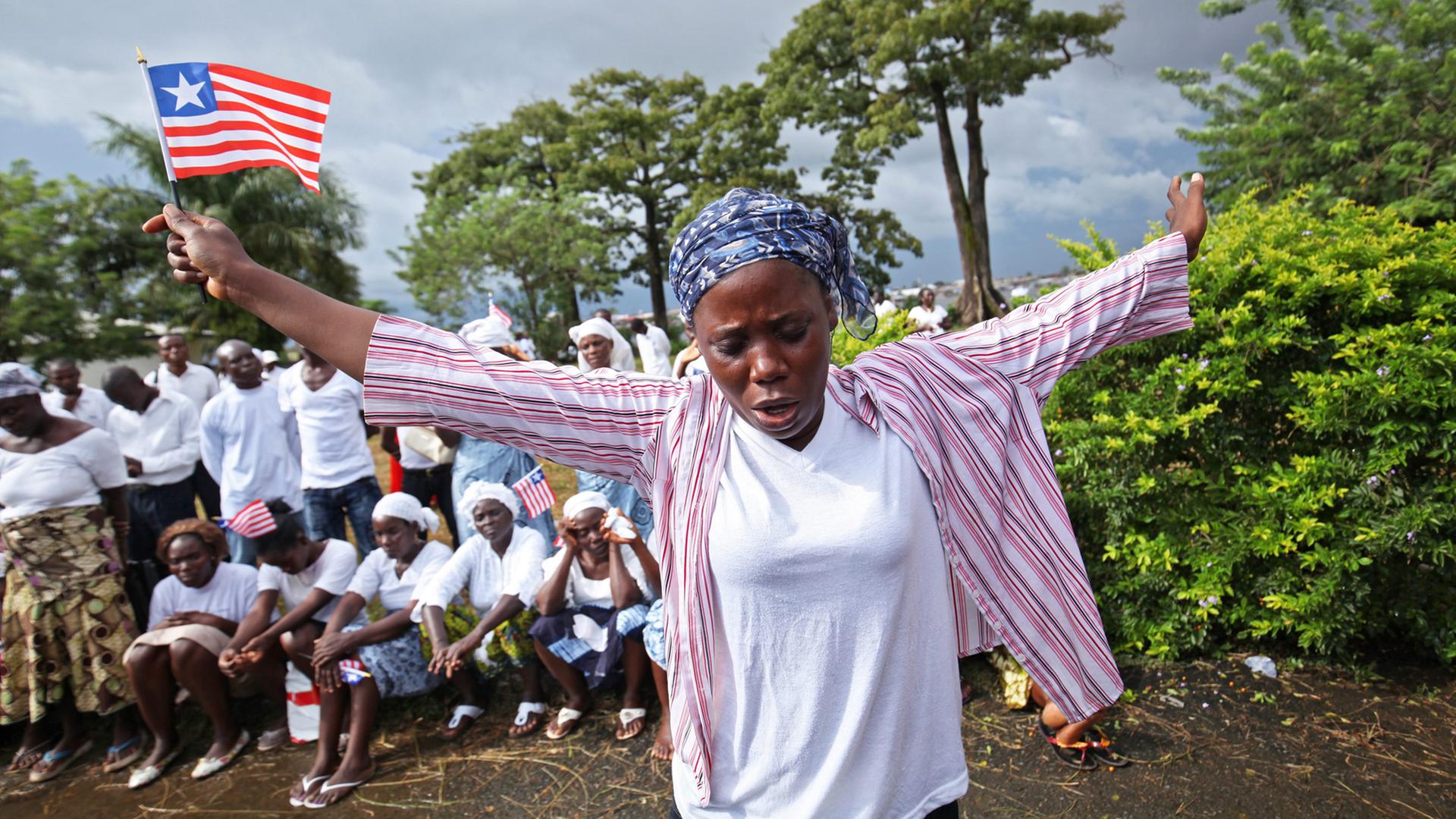 Eine junge Frau betet in der Nähe von Monrovia für ein Ende der Ebola-Epidemie. Eine junge Frau betet in der Nähe von Monrovia für ein Ende der Ebola-Epidemie.