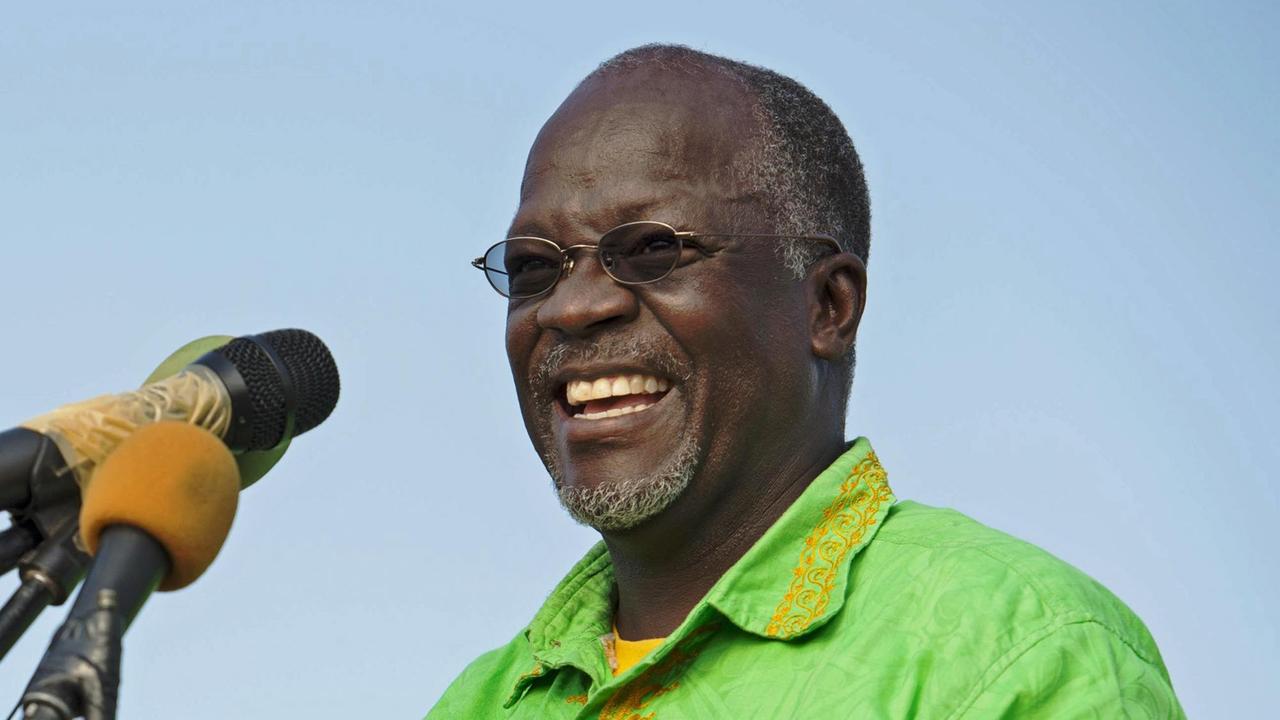 John Magufuli, Kandidat der regierenden CCM in Tansania am 21.10.2015 bei einer Wahlveranstaltung in Dar es Salaam. Er gewann die Wahl am 29. Oktober mit mehr als 58 Prozent der Stimmen. John Magufuli, Kandidat der regierenden CCM in Tansania am 21.10.2015 bei einer Wahlveranstaltung in Dar es Salaam. Er gewann die Wahl am 29. Oktober mit mehr als 58 Prozent der Stimmen.