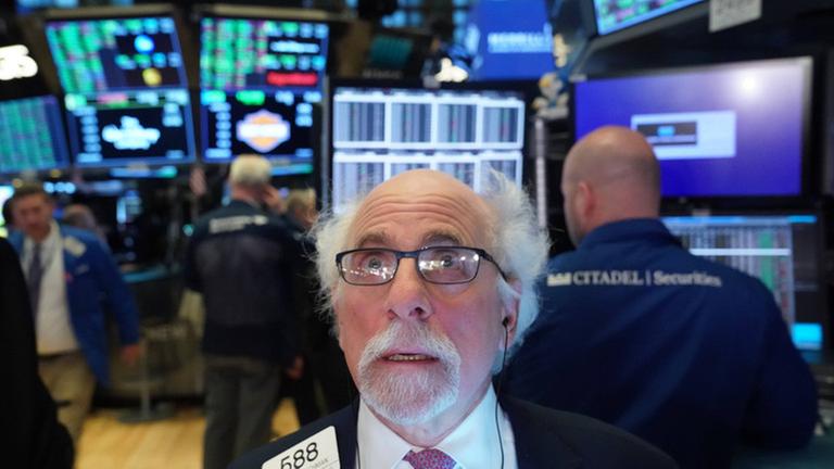 March 2, 2020, New York, NY, USA: Traders work at the closing bell as the Dow closes at a one-day record point gain on hopes that central banks will address the Coronavirus outbreak on March 2, 2020. New York USA PUBLICATIONxINxGERxSUIxAUTxONLY - ZUMAb148 20200302zapb148023 Copyright: xBryanxSmithx March 2, 2020, New York, NY, USA: Traders work at the closing bell as the Dow closes at a one-day record point gain on hopes that central banks will address the Coronavirus outbreak on March 2, 2020. New York USA PUBLICATIONxINxGERxSUIxAUTxONLY - ZUMAb148 20200302zapb148023 Copyright: xBryanxSmithx