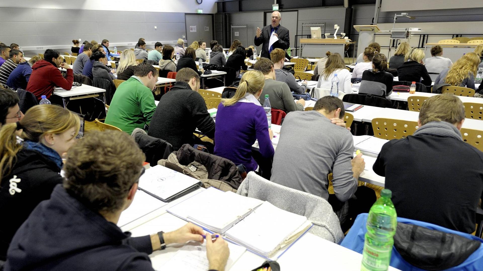 Ein Professor und seine Studenten bei einer Vorlesung an der FH RheinAhrCampus. Ein Professor und seine Studenten bei einer Vorlesung an der FH RheinAhrCampus.