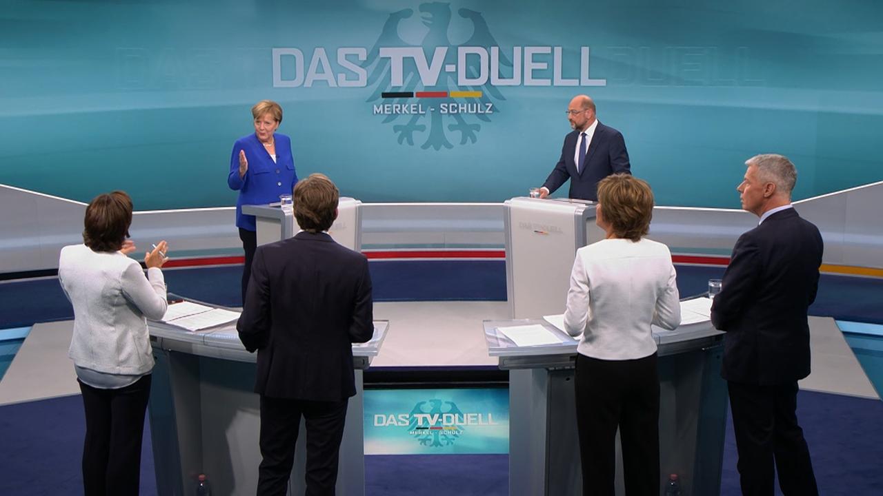 Screenshot des TV-Duells zwischen der Bundeskanzlerin und CDU-Vorsitzenden Angela Merkel und dem SPD-Kanzlerkandidaten und SPD-Vorsitzenden Martin Schulz am 03.09.2017 in Berlin. Im Vordergrund stehen die Moderatoren (l-r) Sandra Maischberger (ARD), Claus Strunz (ProSieben/SAT.1), Maybrit Illner (ZDF) und Peter Kloeppel (RTL). Screenshot des TV-Duells zwischen der Bundeskanzlerin und CDU-Vorsitzenden Angela Merkel und dem SPD-Kanzlerkandidaten und SPD-Vorsitzenden Martin Schulz am 03.09.2017 in Berlin. Im Vordergrund stehen die Moderatoren (l-r) Sandra Maischberger (ARD), Claus Strunz (ProSieben/SAT.1), Maybrit Illner (ZDF) und Peter Kloeppel (RTL).