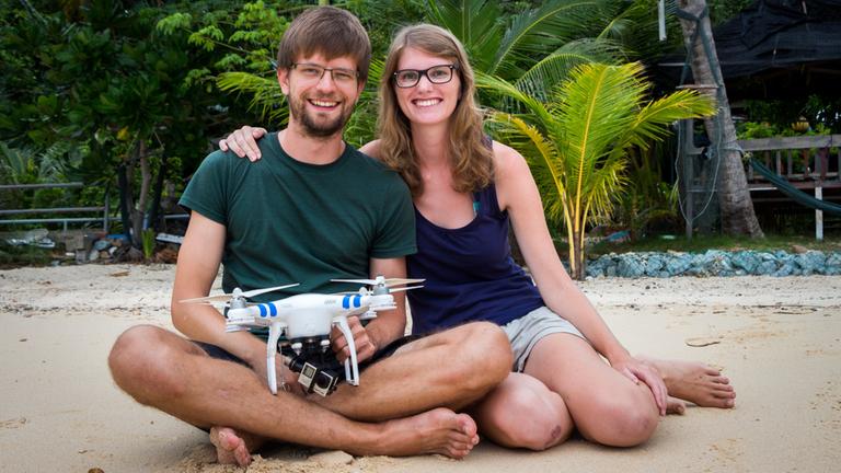 Mit Hobby-Drohne am Strand: Francis Markert ist seit 2015 mit seiner Freundin Sabrina Herrmann auf Weltreise. Mit Hobby-Drohne am Strand: Francis Markert ist seit 2015 mit seiner Freundin Sabrina Herrmann auf Weltreise.