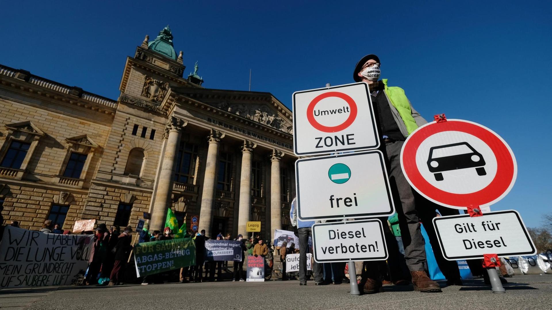 Umweltaktivisten stehen mit Transparenten und Schildern vor dem Bundesverwaltungsgericht. Dort könnte am Donnerstag ein wegweisendes Urteil für Dieselfahrer fallen. Das Gericht wird darüber verhandeln, ob Fahrverbote für Dieselfahrzeuge in besonders belasteten deutschen Städten ein rechtlich zulässiges Mittel und in die jeweiligen Luftreinhaltepläne aufzunehmen sind. Umweltaktivisten stehen mit Transparenten und Schildern vor dem Bundesverwaltungsgericht. Dort könnte am Donnerstag ein wegweisendes Urteil für Dieselfahrer fallen. Das Gericht wird darüber verhandeln, ob Fahrverbote für Dieselfahrzeuge in besonders belasteten deutschen Städten ein rechtlich zulässiges Mittel und in die jeweiligen Luftreinhaltepläne aufzunehmen sind.