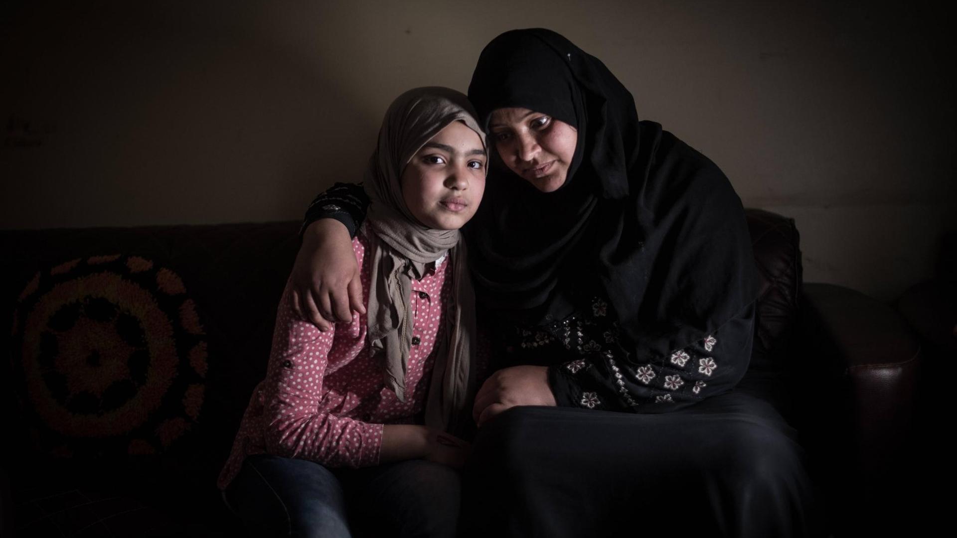 Die Ägypterin Umm Malek mit ihrer Tochter. Die Ägypterin Umm Malek mit ihrer Tochter.