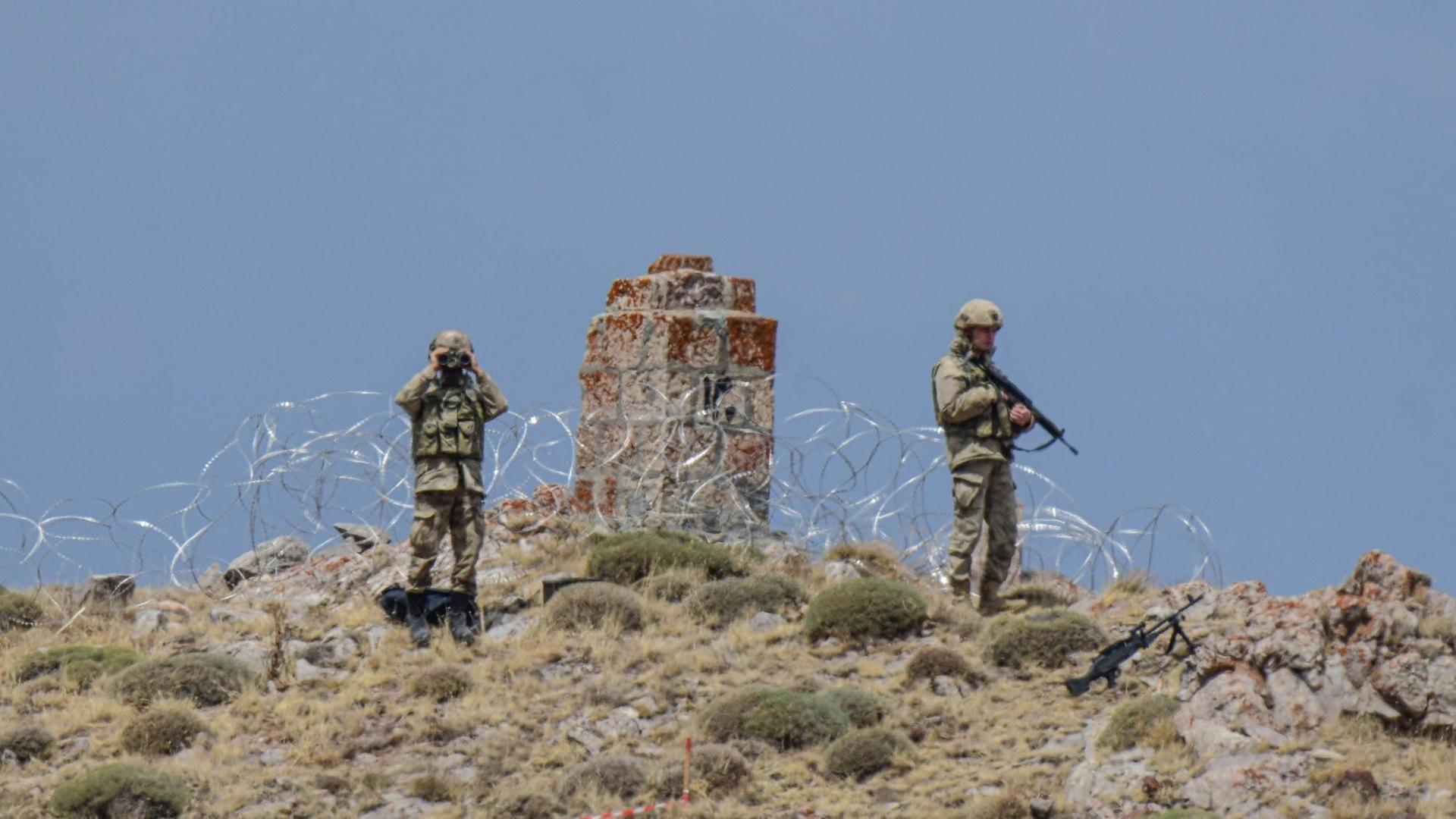 Türkische Militärpatrouillen in der Nähe der türkisch-iranischen Grenze in der Provence Van im Osten der Türkei am 21. August 2021. Die türkischen Sicherheitskräfte arbeiten hart daran, die Maßnahmen zur Gewährleistung der Sicherheit der Ostgrenze des Landes zum Iran zu verschärfen, um illegale Migrationsströme aus Ländern zu verhindern, darunter Afghanistan. Türkische Militärpatrouillen in der Nähe der türkisch-iranischen Grenze in der Provence Van im Osten der Türkei am 21. August 2021. Die türkischen Sicherheitskräfte arbeiten hart daran, die Maßnahmen zur Gewährleistung der Sicherheit der Ostgrenze des Landes zum Iran zu verschärfen, um illegale Migrationsströme aus Ländern zu verhindern, darunter Afghanistan.