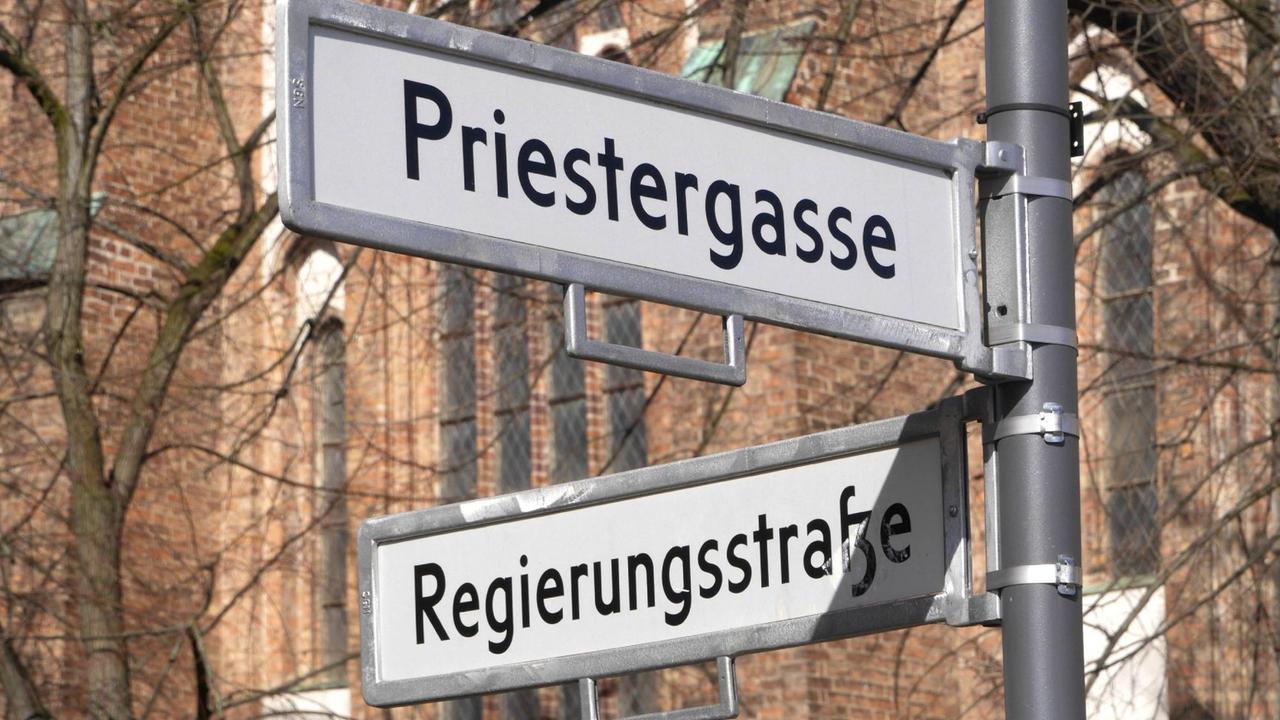Die Straßenecke Priestergasse / Regierungsstrasse in Frankfurt (Oder) erweckt den Eindruck einer engen Verbindung zwischen Staat und Kirche im säkularen Deutschland.