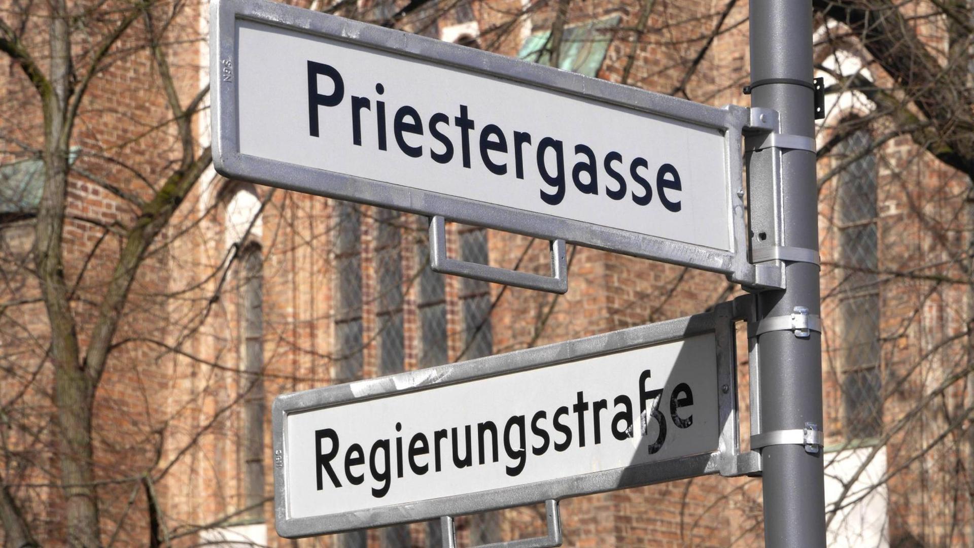 Die Straßenecke Priestergasse / Regierungsstrasse in Frankfurt (Oder) erweckt den Eindruck einer engen Verbindung zwischen Staat und Kirche im säkularen Deutschland. Die Straßenecke Priestergasse / Regierungsstrasse in Frankfurt (Oder) erweckt den Eindruck einer engen Verbindung zwischen Staat und Kirche im säkularen Deutschland.