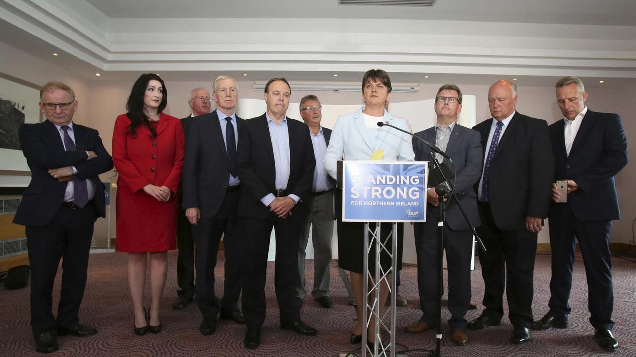 Das Bils zeigt DUP-Parteichefin Arlene Foster gibt am 9. Juni 2017 in Belfast bei einem Pressestatement. Um sie herum stehen weitere Politiker von Nordirlands protestantischer und konservativer Unionistenpartei. Das Bils zeigt DUP-Parteichefin Arlene Foster gibt am 9. Juni 2017 in Belfast bei einem Pressestatement. Um sie herum stehen weitere Politiker von Nordirlands protestantischer und konservativer Unionistenpartei.