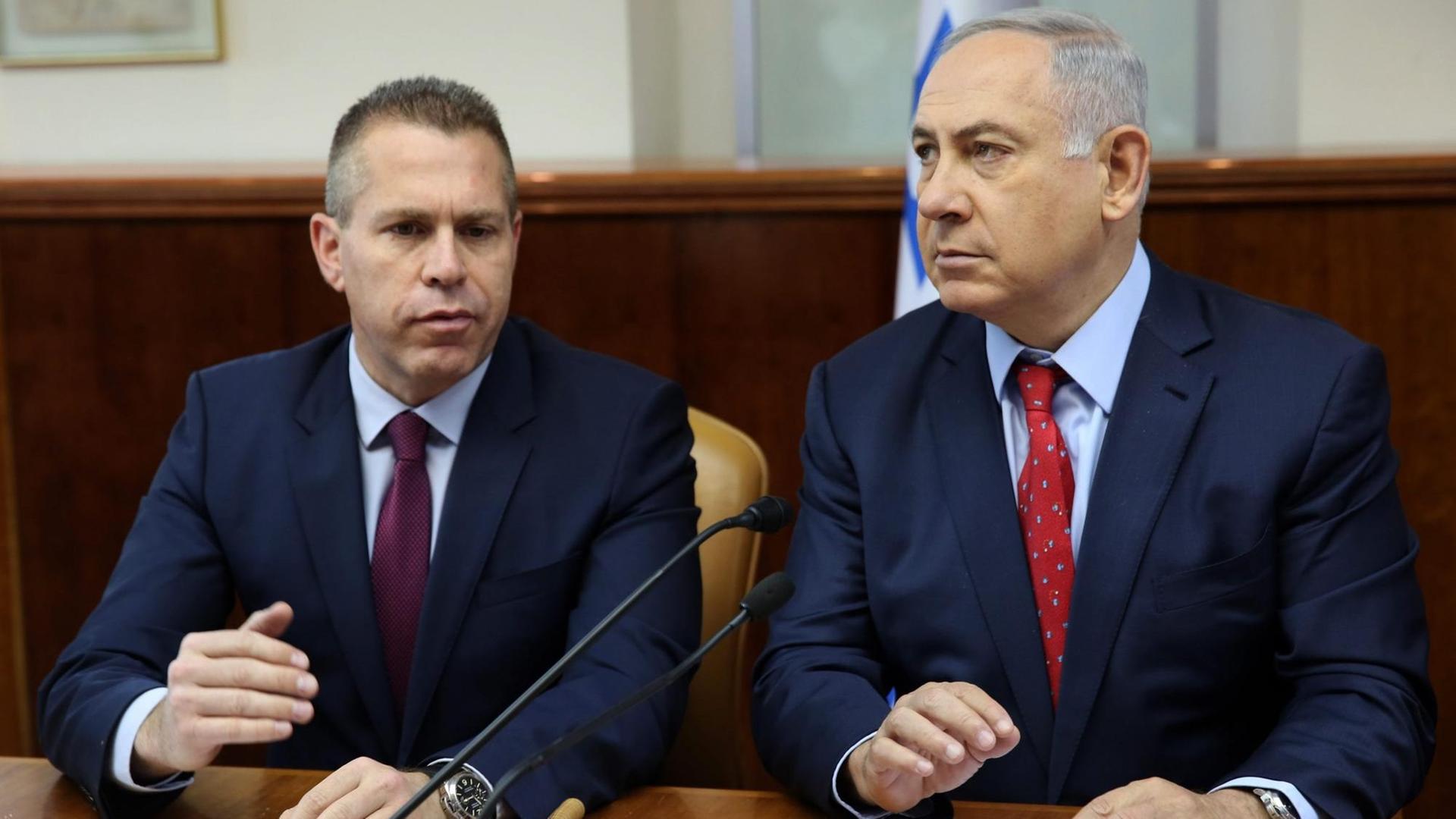 Israels Premierminister Benjamin Netanjahu (r.) und der Minister für öffentliche Sicherheit, Gilad Erdan während eines Regierungstreffens in Jerusalem Israels Premierminister Benjamin Netanjahu (r.) und der Minister für öffentliche Sicherheit, Gilad Erdan während eines Regierungstreffens in Jerusalem