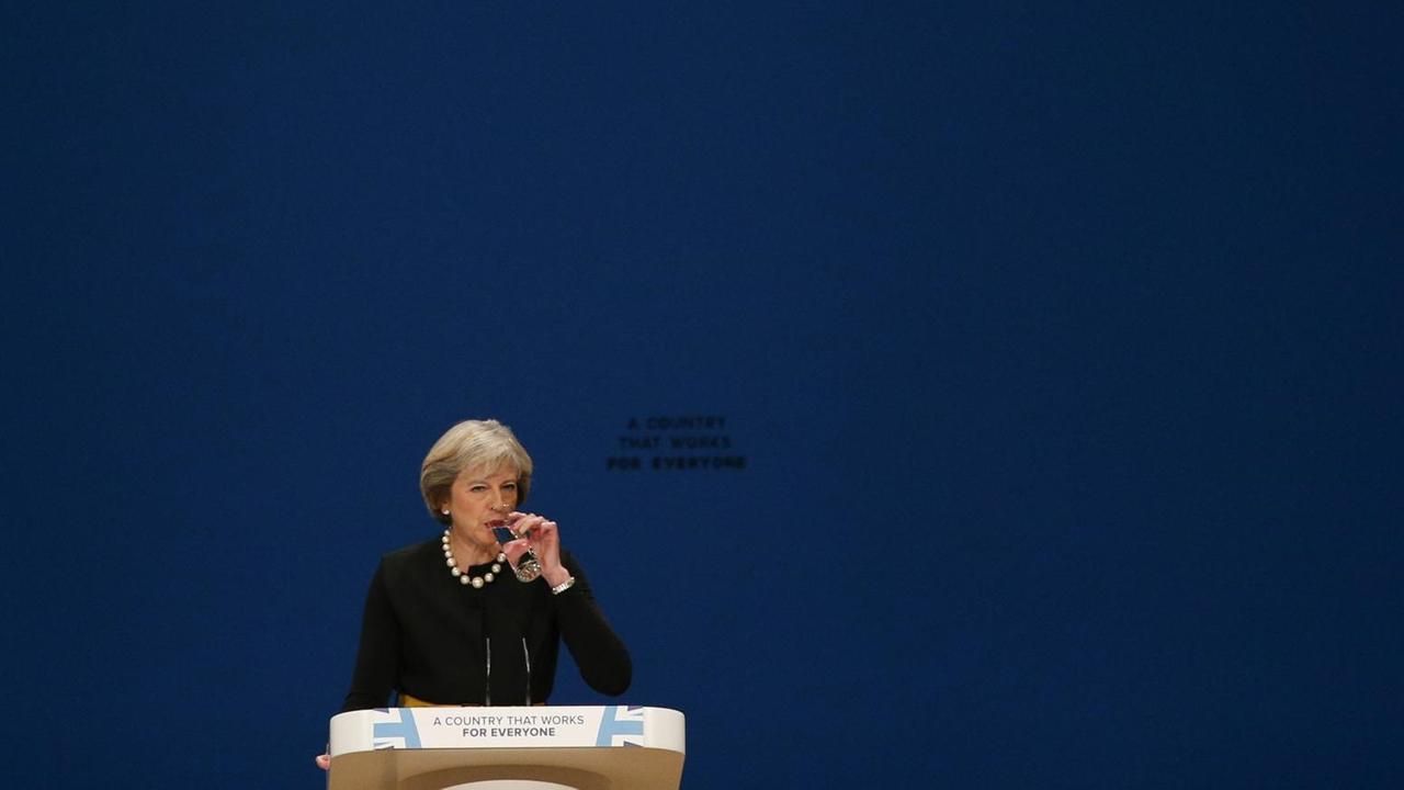 Sie sehen die britische Premierministerin Theresa May. Sie hält eine Rede.
