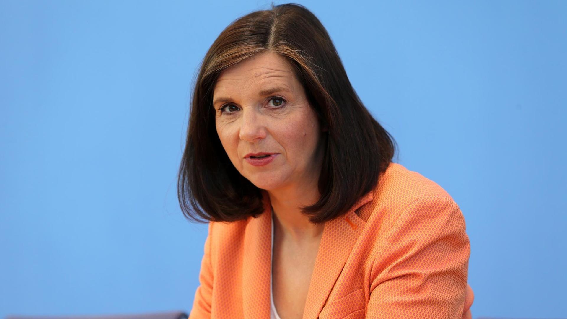 Katrin Göring-Eckardt, Fraktionsvorsitzende der Grünen, während einer Pressekonferenz im Bundespresseamt in Berlin Katrin Göring-Eckardt, Fraktionsvorsitzende der Grünen, während einer Pressekonferenz im Bundespresseamt in Berlin