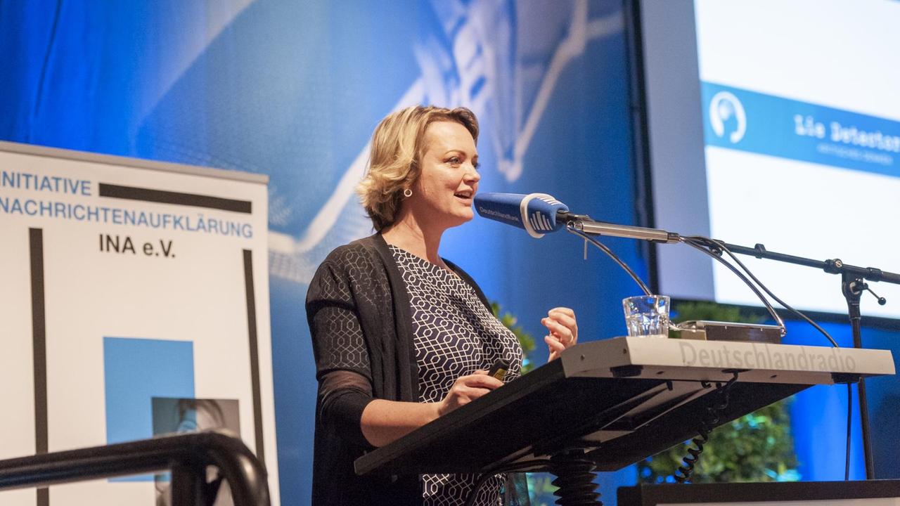 Juliane von Reppert-Bismarck von "Lie Detectors" beim Kölner Forum für Journalismuskritik im Deutschlandfunk