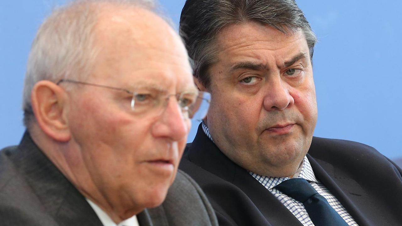 Finanzminister Schäuble und Wirtschaftsminister Gabriel sitzen nebeneinander in der Bundespressekonferenz.
