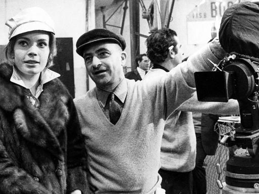 Der italienische Regisseur Alberto Lattuada mit Schauspielerin Stefania Careddu bei Dreharbeiten in Sizilien 1967.