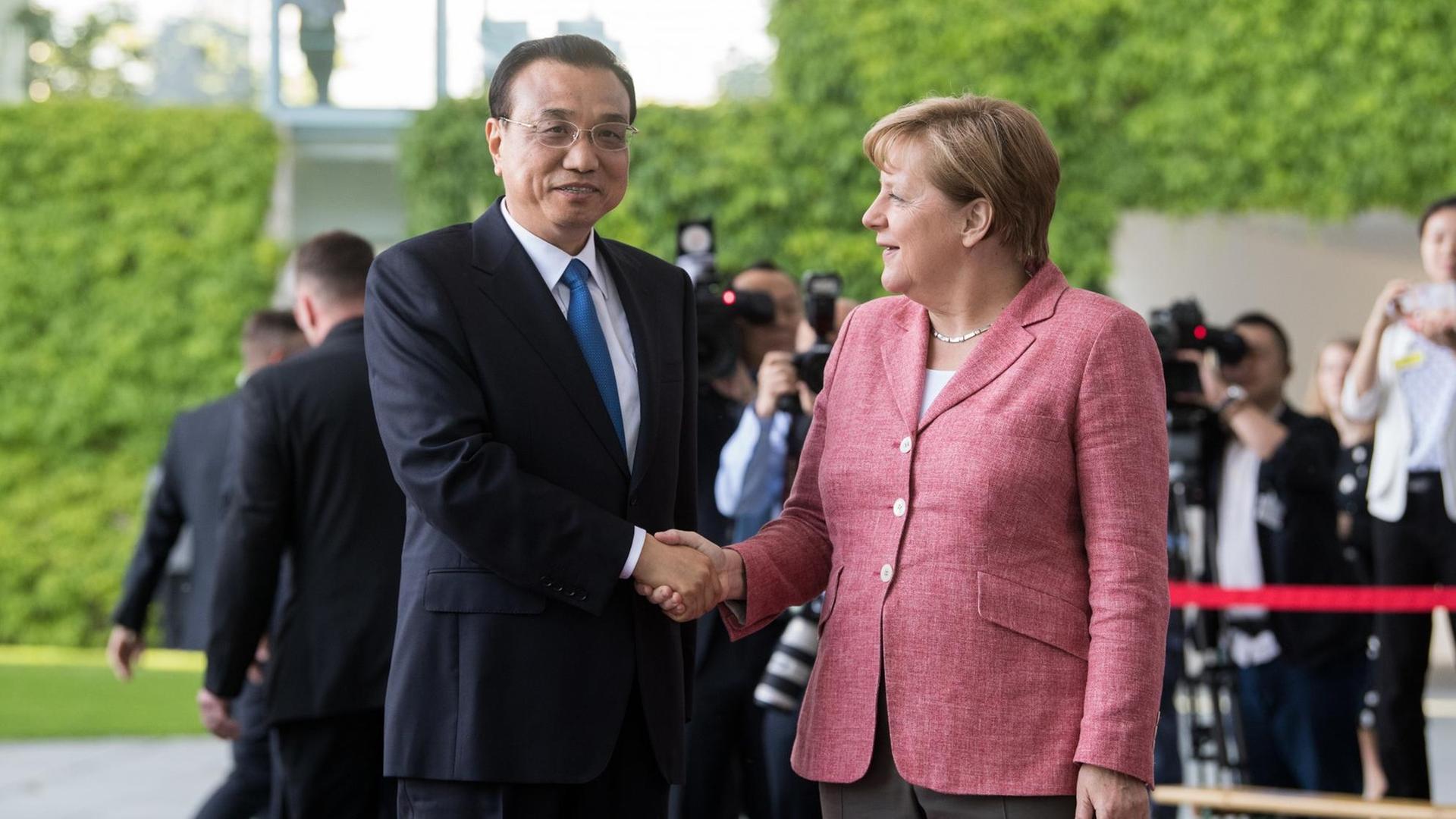 Bundeskanzlerin Angela Merkel (r, CDU) begrüßt Li Keqiang, Ministerpräsident der Volksrepublik China vor dem Bundeskanzleramt in Berlin mit militärischen Ehren.