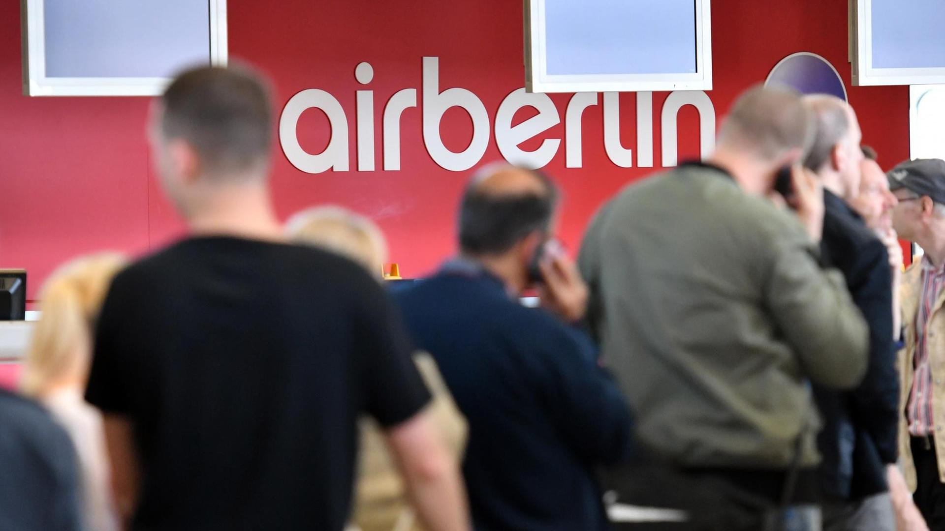 Passagiere warten an einem Serviceschalter von Air Berlin am 12.09.2017 auf dem Flughafen Tegel in Berlin. Passagiere warten an einem Serviceschalter von Air Berlin am 12.09.2017 auf dem Flughafen Tegel in Berlin.
