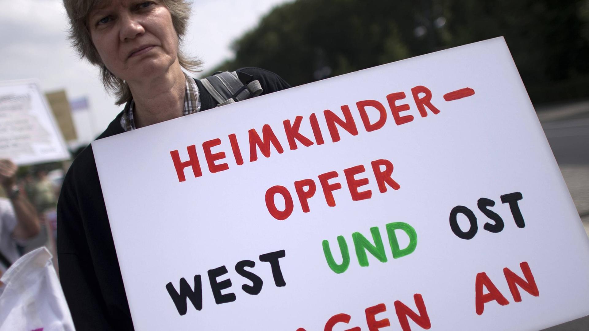 Protest gegen Unrecht in DDR-Kinderheimen Protest gegen Unrecht in DDR-Kinderheimen
