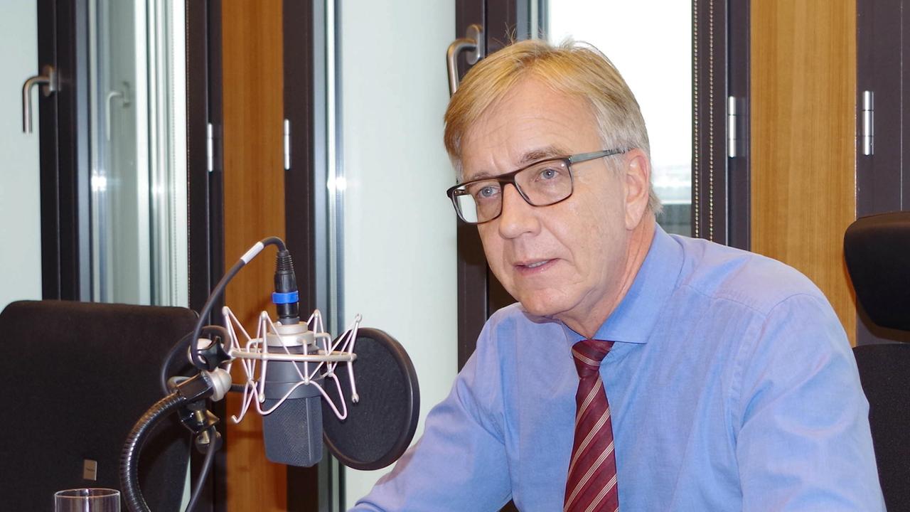 Linken-Fraktionschef Dietmar Bartsch an einem Mikrofon. Linken-Fraktionschef Dietmar Bartsch an einem Mikrofon.